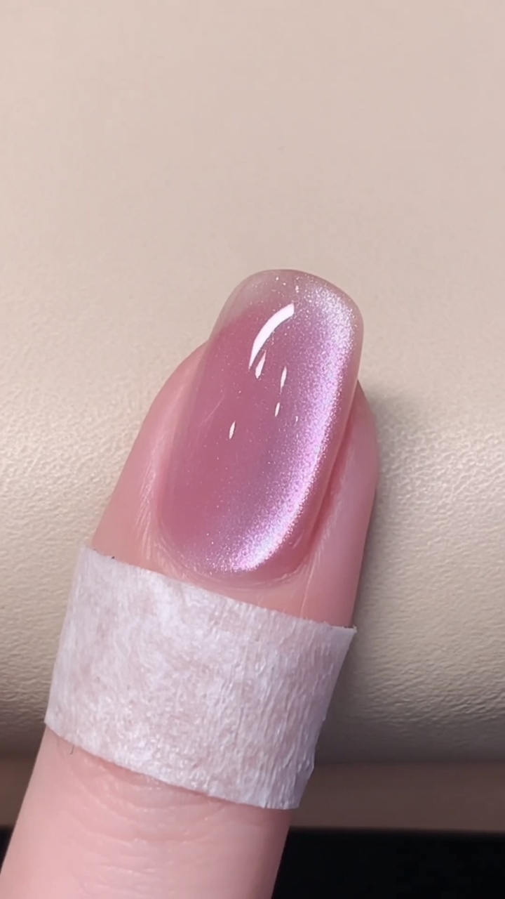 Rosa Cat-Eye-Gel-Maniküre – Anleitung für ätherischen Schimmer