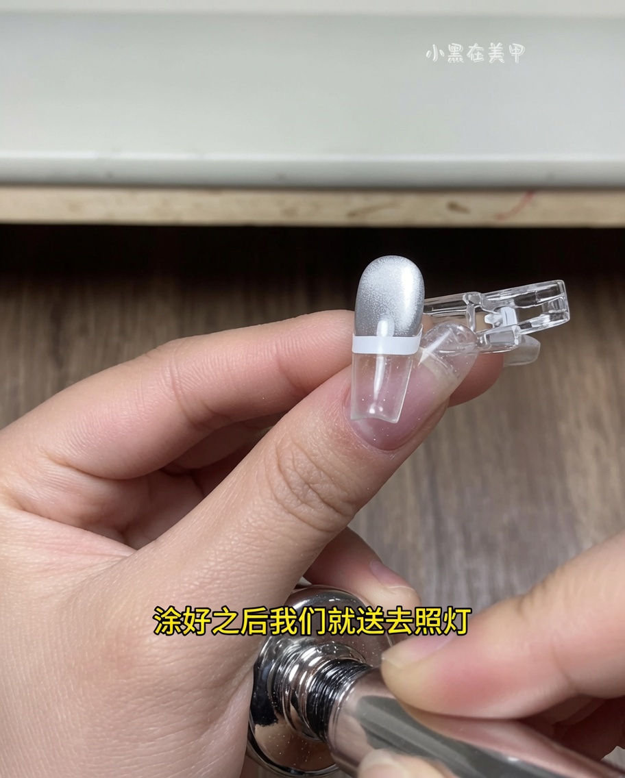 Ein Finger mit French-Tip-Aufkleber in der UV/LED-Lampe.