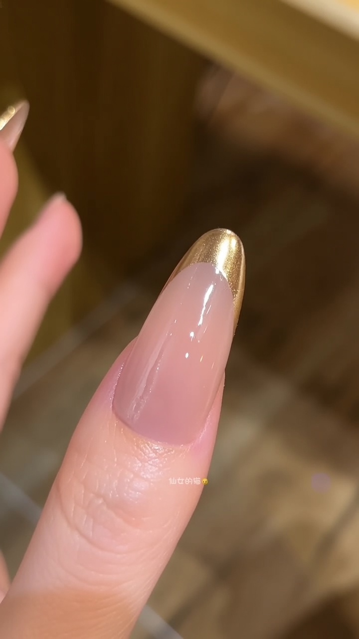 Gold-Chrome-French-Maniküre – Elegante Mandel-Nägel