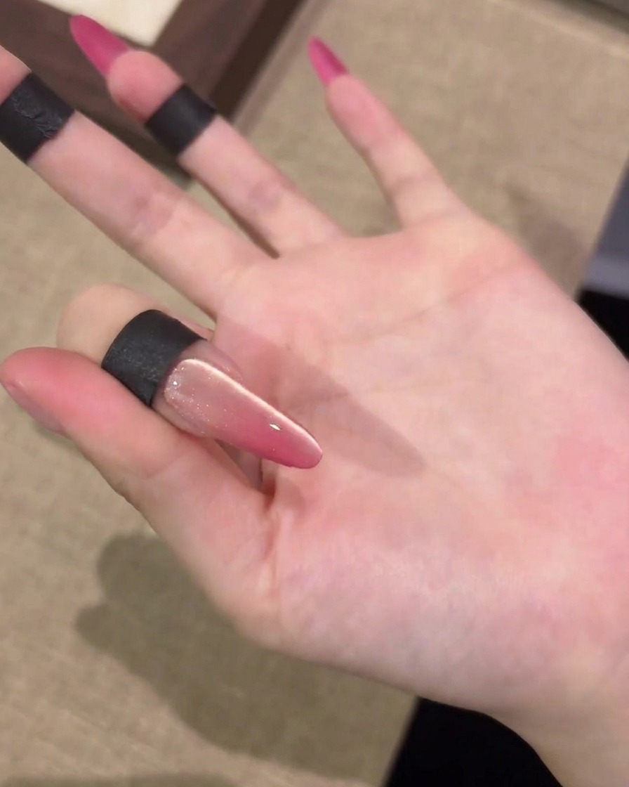 Ein Magnet bewegt sich seitlich über einen Nagel, um eine Lichtreflexion zu erzeugen.