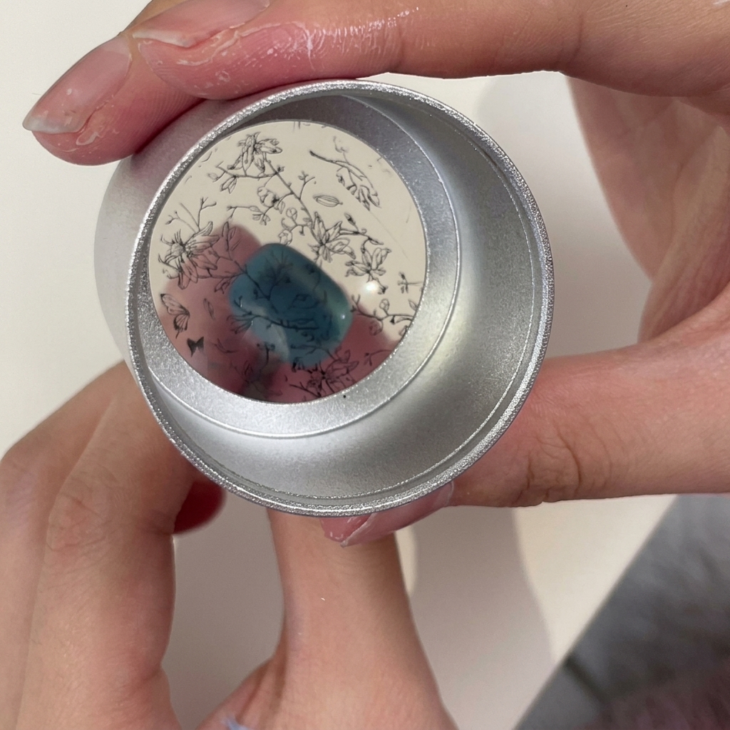 Ein Jelly-Stamper zeigt ein detailliertes schwarzes Blumen- und Astmuster, das von einer Stamping-Platte aufgenommen wurde.