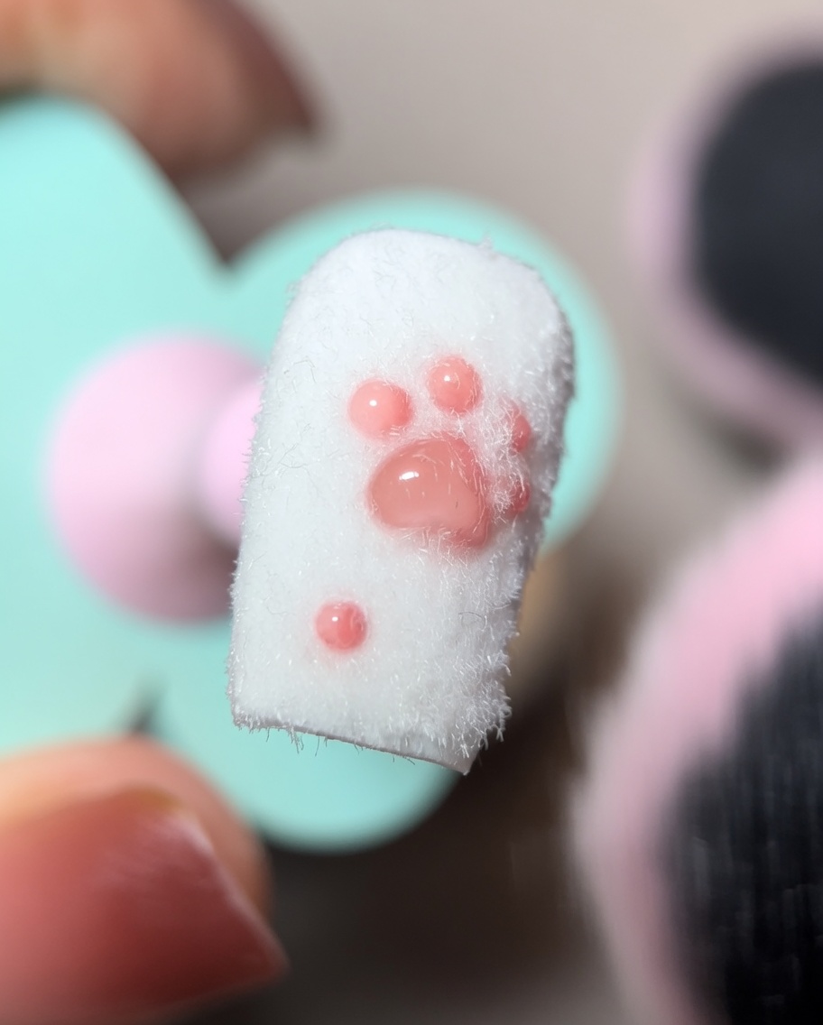 Seitenprofil eines Nagels mit Flocking-Puder, der unter einer UV-Lampe liegt.