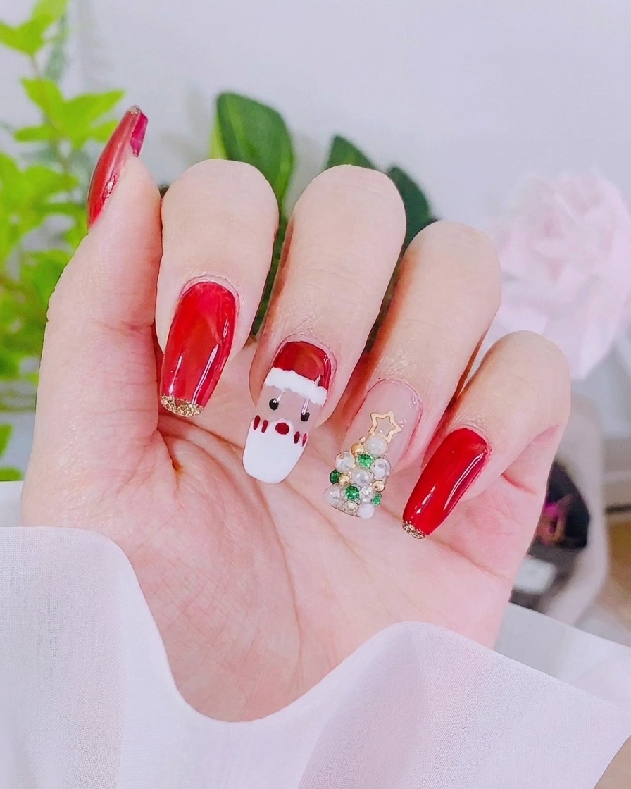 Ein Nagelpinsel trägt eine glatte Schicht altrosafarbenes Gel auf einen Fingernagel auf.