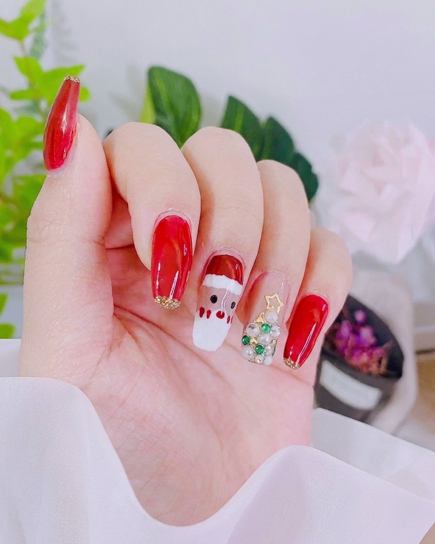 Nahaufnahme eines Nagels mit Vintage-rotem Gel im oberen Bereich für eine saubere Kante.