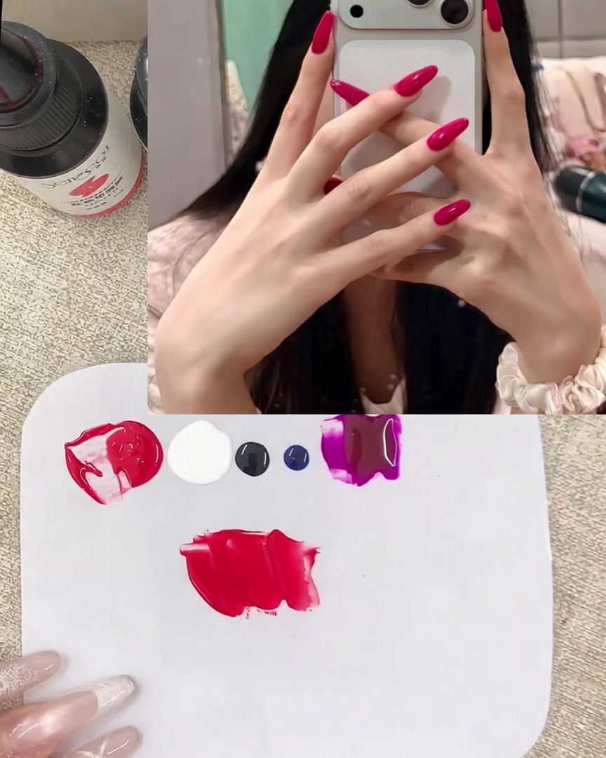 Ein Metallspatel vermischt rotes und weißes Gel auf einer Palette zu einem cremigen Rosa.