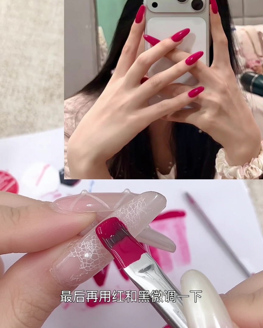 Ein Nagelpinsel trägt das gemischte Berry-Rot auf einen klaren Übungsnagel auf.