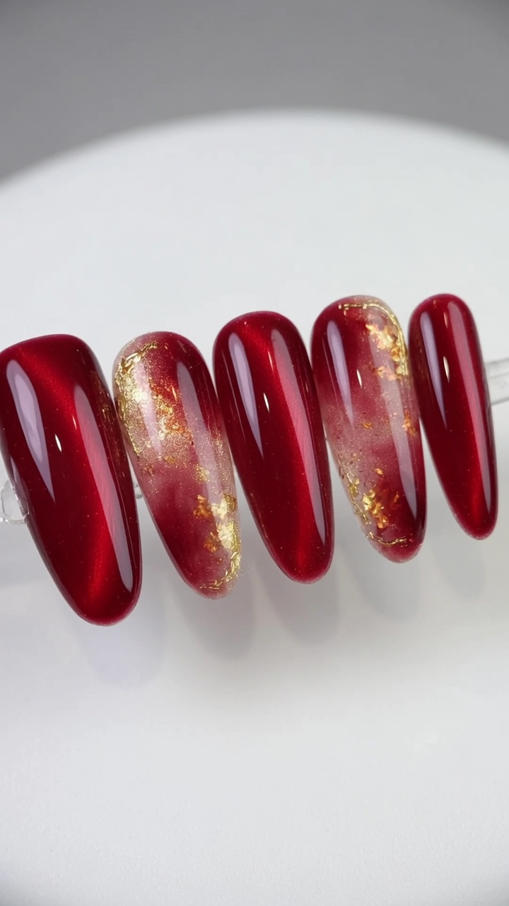 Rote und goldene Aquarell-Marmor-Nägel – Luxuriöse Cat-Eye-Anleitung