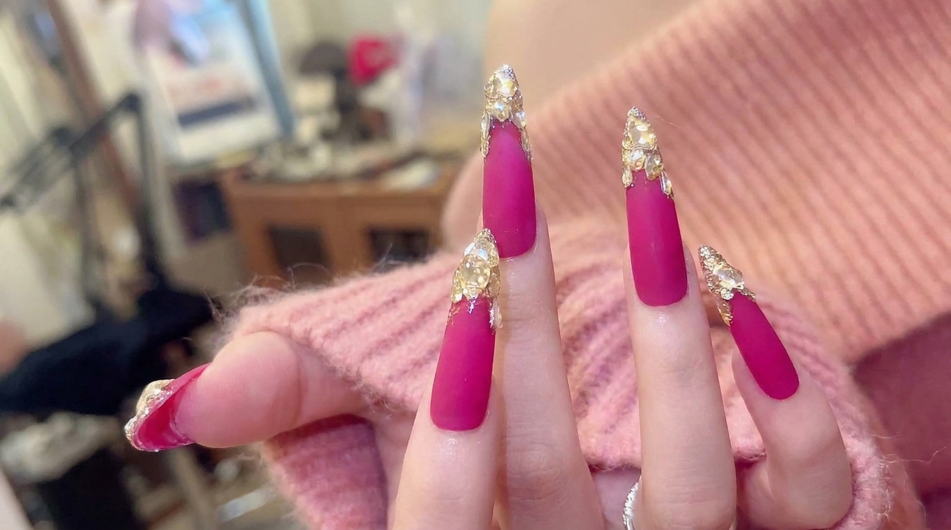 Hot Pink Stiletto-Nägel mit Kristall-Akzenten — Schritt-für-Schritt-Anleitung