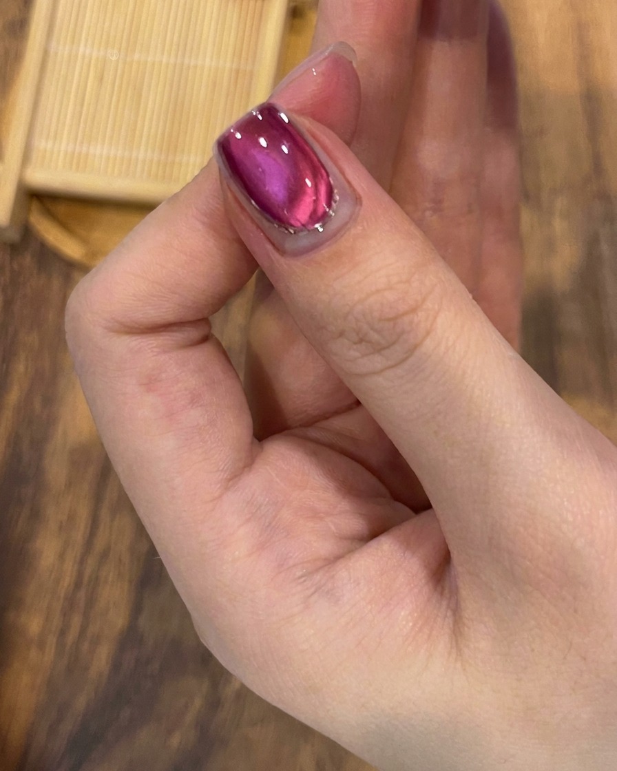 Ein klarer, glänzender Top Coat wird über das Design aufgetragen.