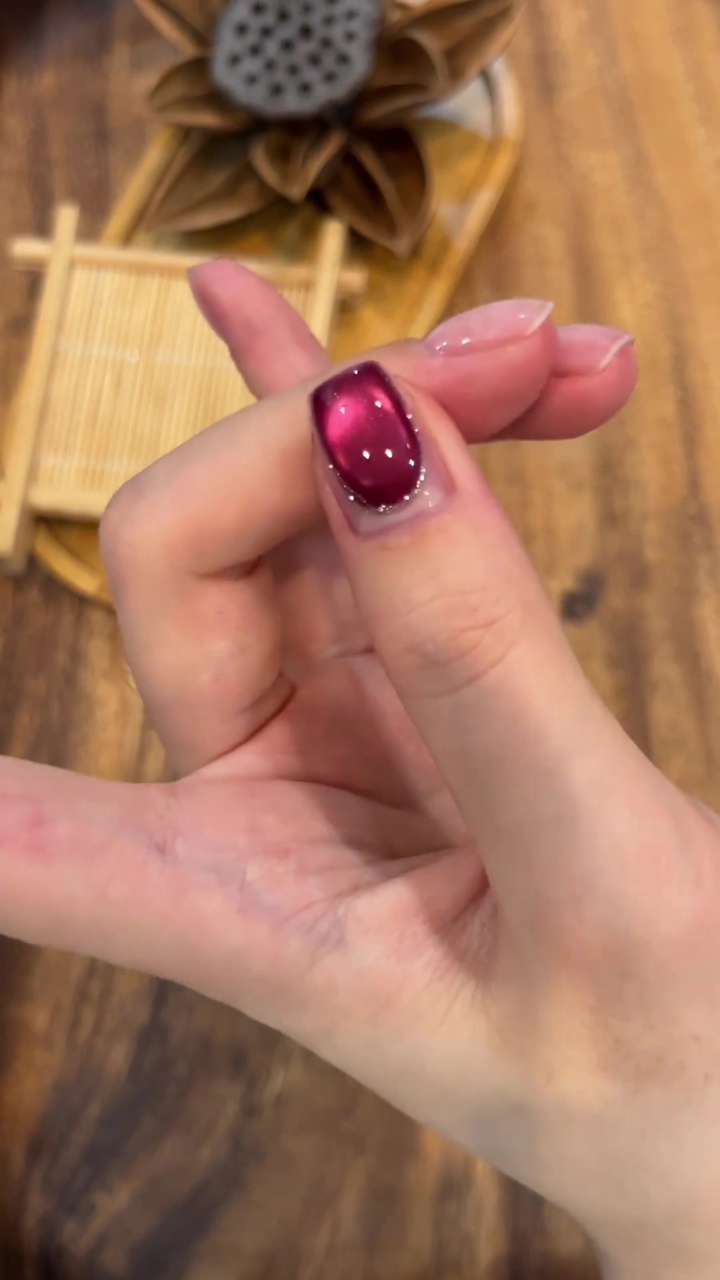Rose-rote Gemstone-Magnetnägel mit Cat-Eye-Effekt — Schritt-für-Schritt-Anleitung