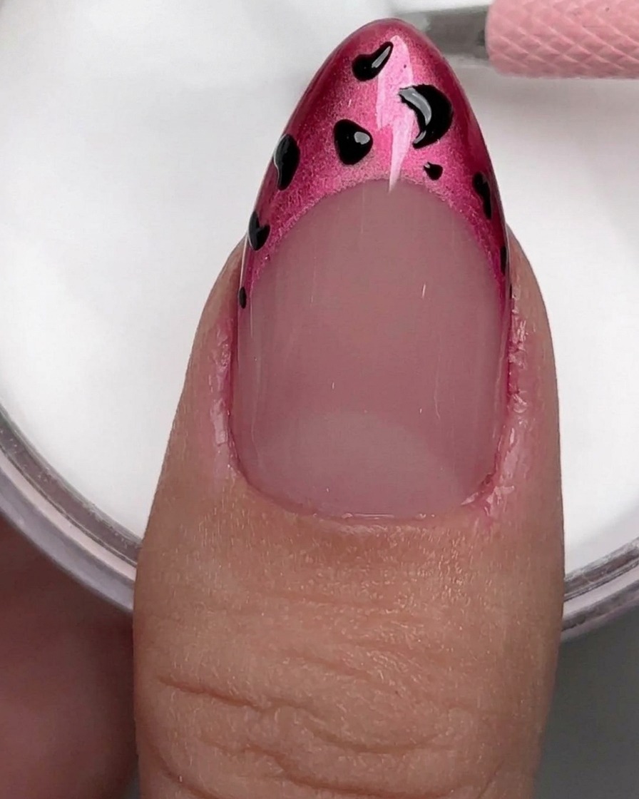 Nahaufnahme eines Nagelbuffers, der auf einem Naturnagel verwendet wird, um den Glanz zu entfernen.