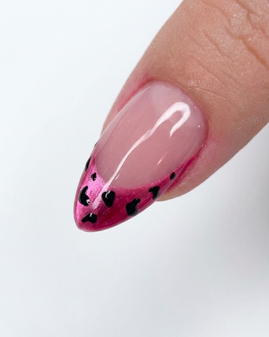 Etwas weißes Puder wird über ein noch feuchtes Leoparden-Design gestreut.