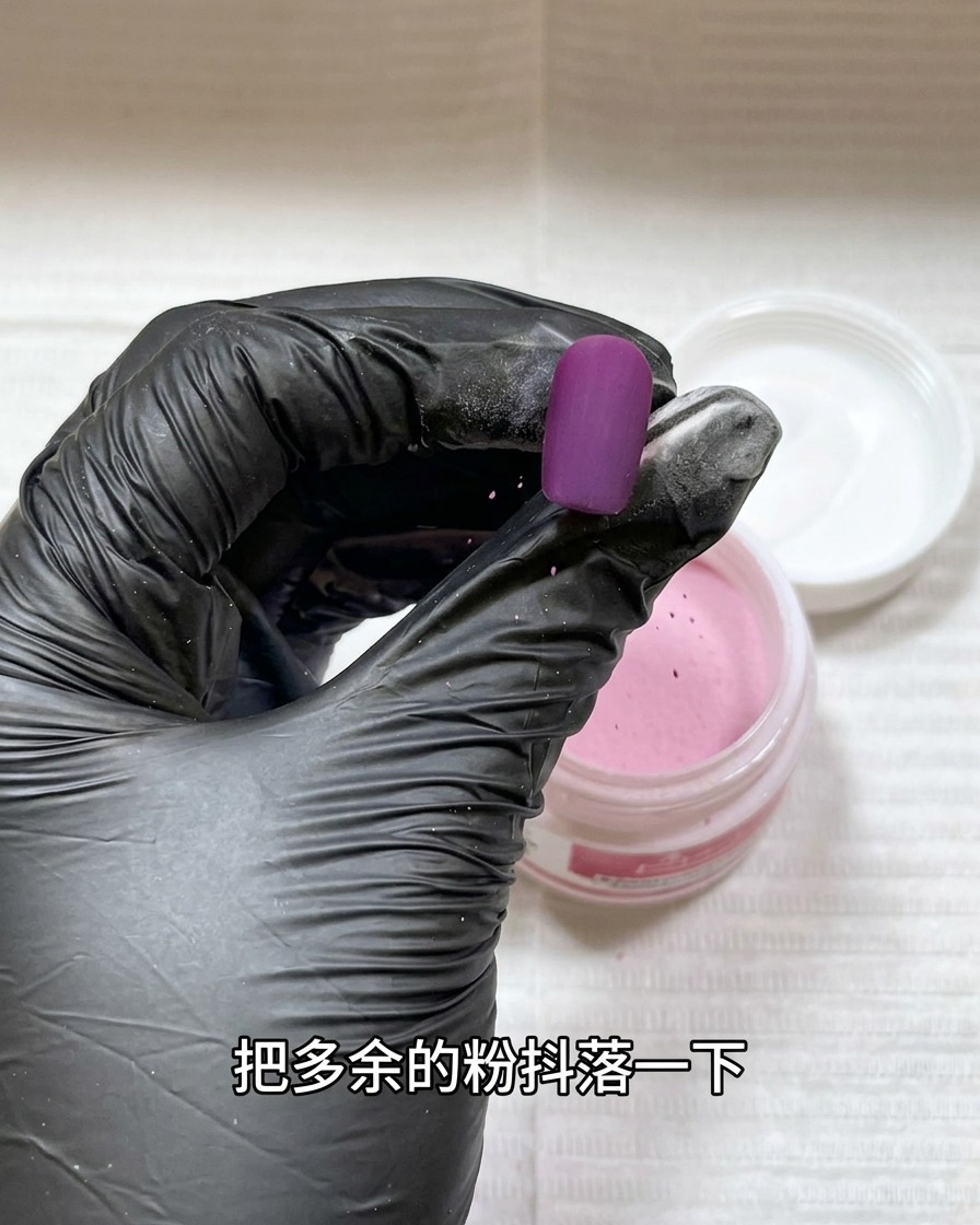 Ein mit Acrylpulver beschichteter Nageltip wird unter eine kleine handgehaltene UV/LED-Lampe gehalten.