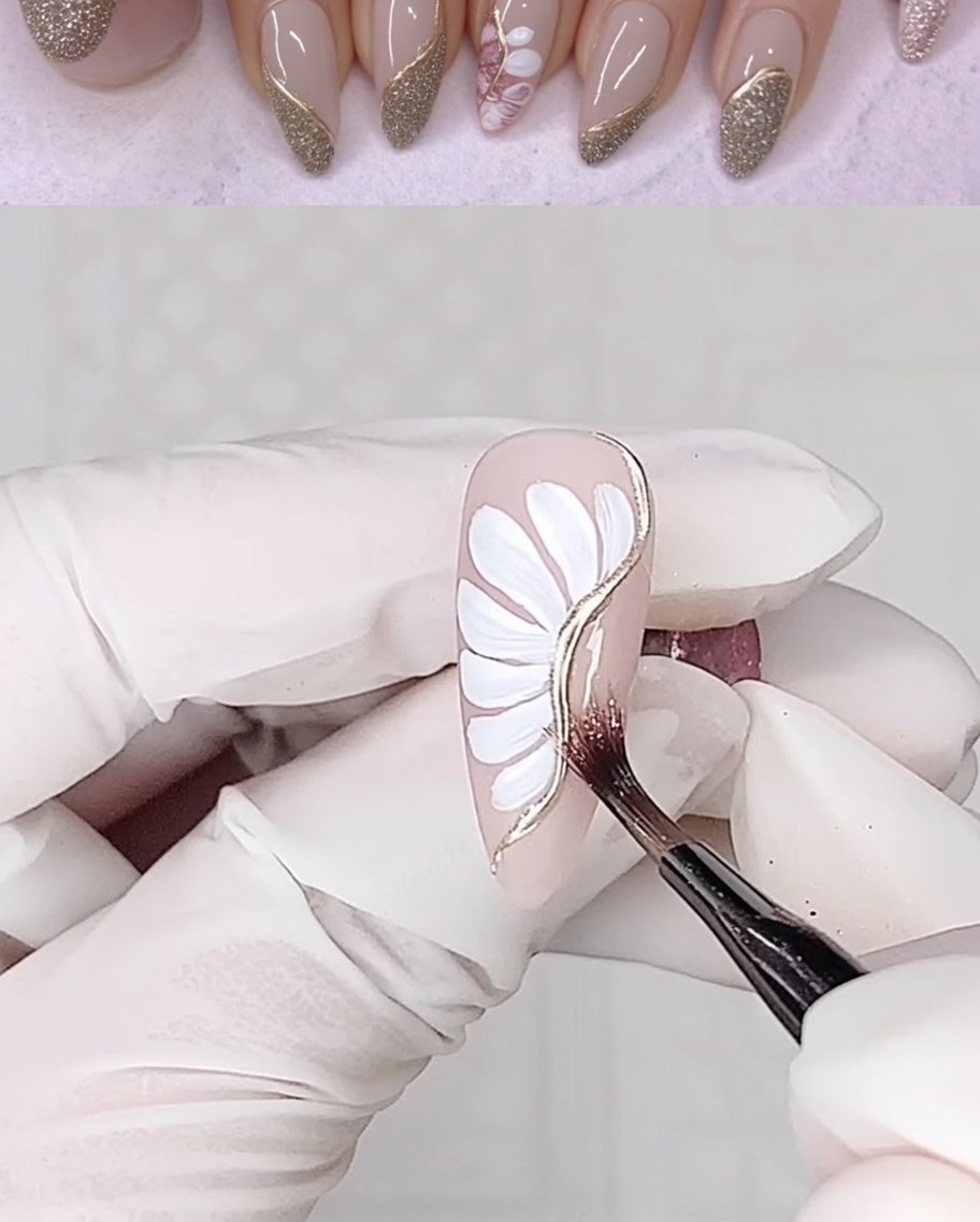 Ein Liner-Pinsel trägt einen Streifen Haftgel an der Seite des Nagels auf.