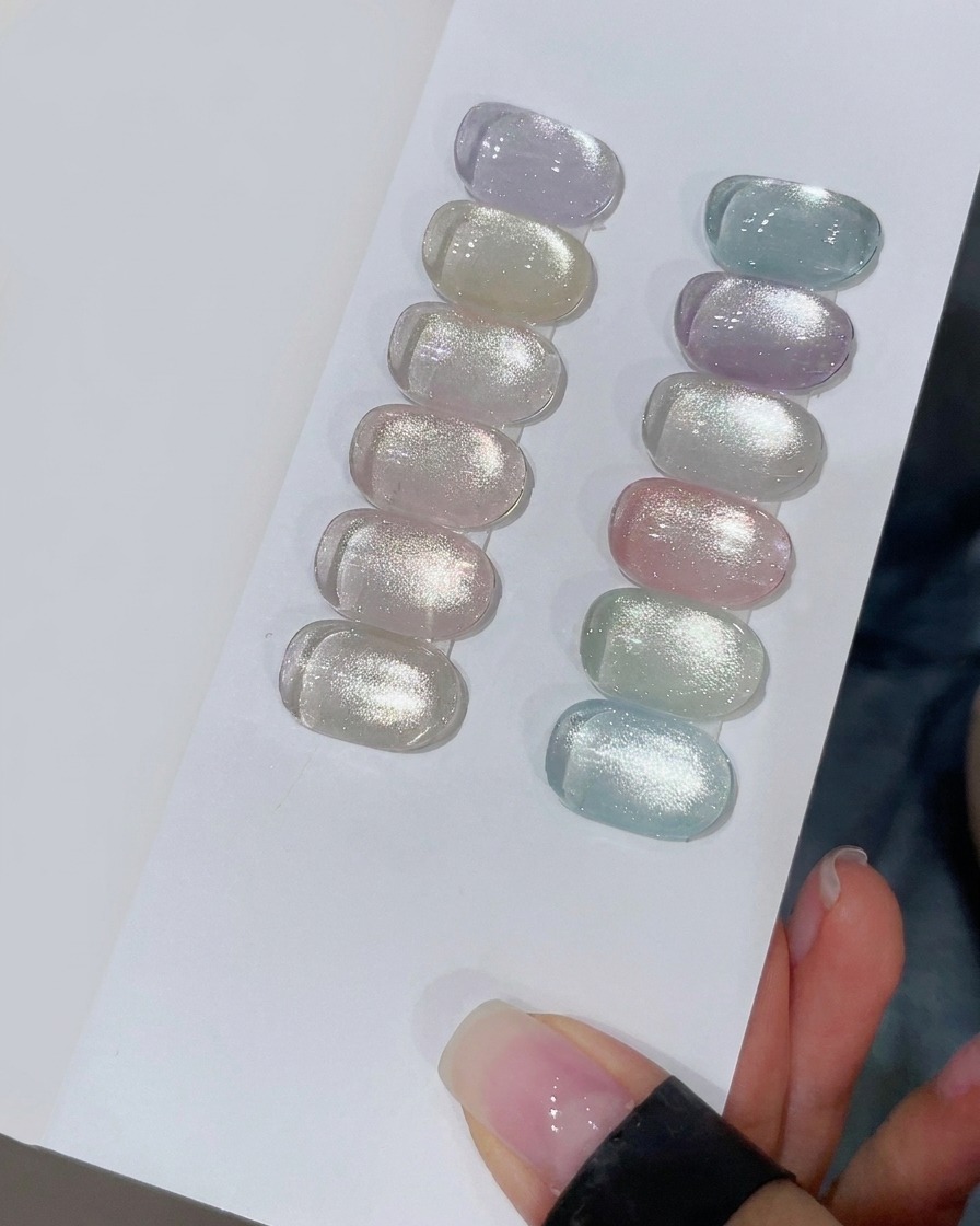 Eine Farbkarte mit mehreren Gellack-Farbtönen, der Fokus liegt auf der Farbe M128 der Fula Starry Serie.