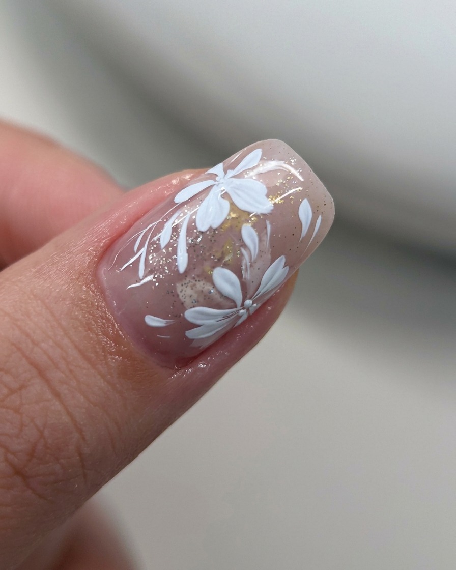 Nahaufnahme eines grünen Nagelhaut-Tools bei der Reinigung der Nagelbasis.