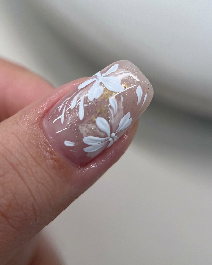 Eine dünne Schicht feiner Goldglitzer wird über den Nagel mit Blattgold aufgetragen.