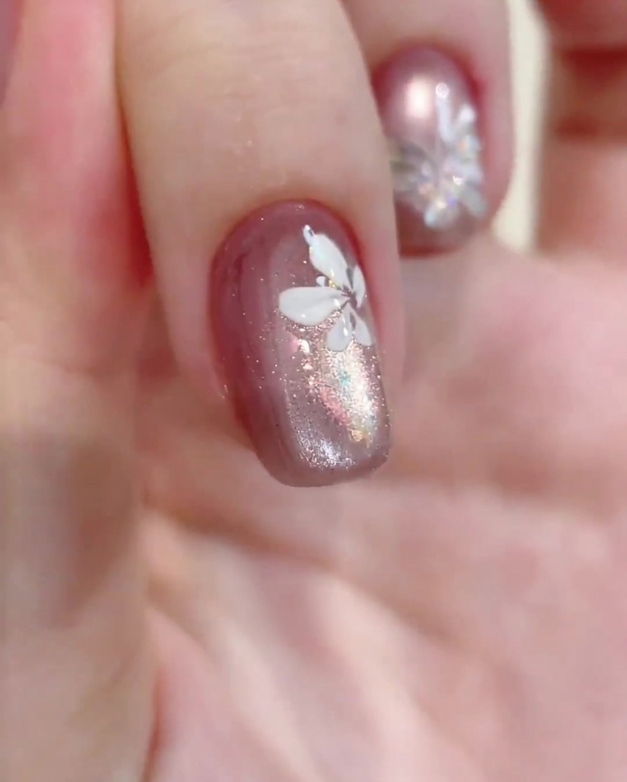 Eine Nahaufnahme einer Hand in einer professionellen UV/LED-Nagellampe, wobei die Nägel vom Aushärtungslicht beleuchtet werden.