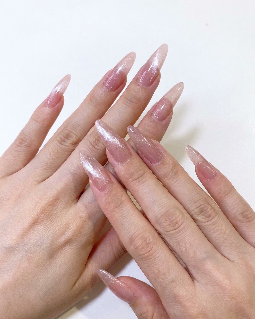 Ein Magnetwerkzeug wird genutzt, um die Schimmerpartikel des rosafarbenen Cat-Eye-Gels zu einer scharfen Linie zu ziehen.