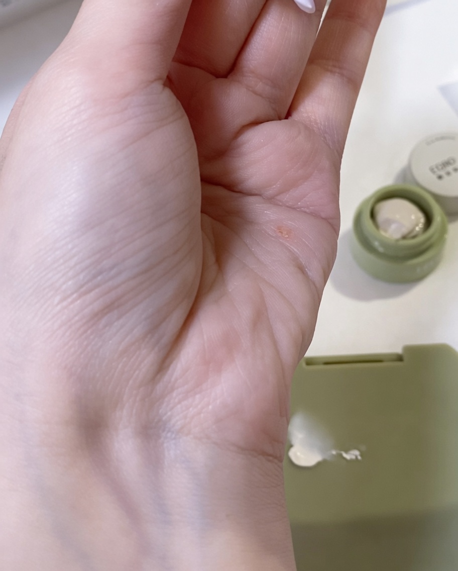 Ein Make-up-Schwamm wird genutzt, um das weiße Gel auf dem Nagel zu verblenden und einen weichen Übergang zu erzeugen.