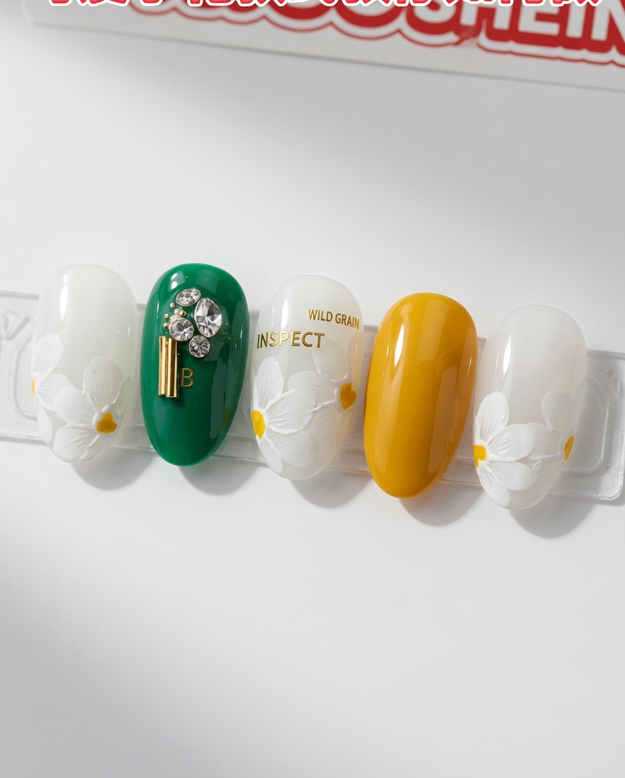 Ein Set Fingernägel unter einer UV/LED-Lampe beim Aushärten.