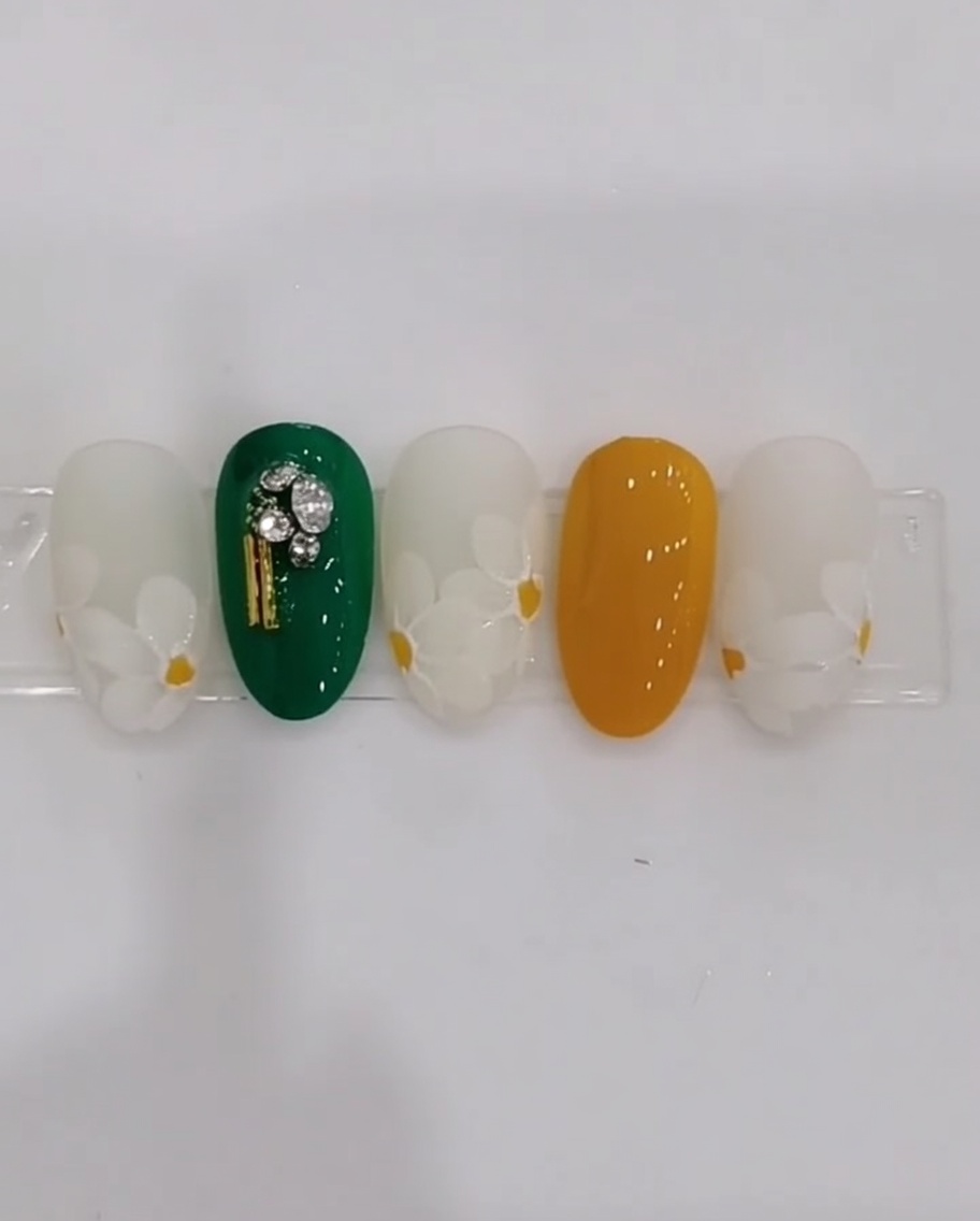 Nahaufnahme von weißen Gänseblümchen-Blütenblättern, die in überlappenden Schichten auf einer milchigen Basis gemalt werden.