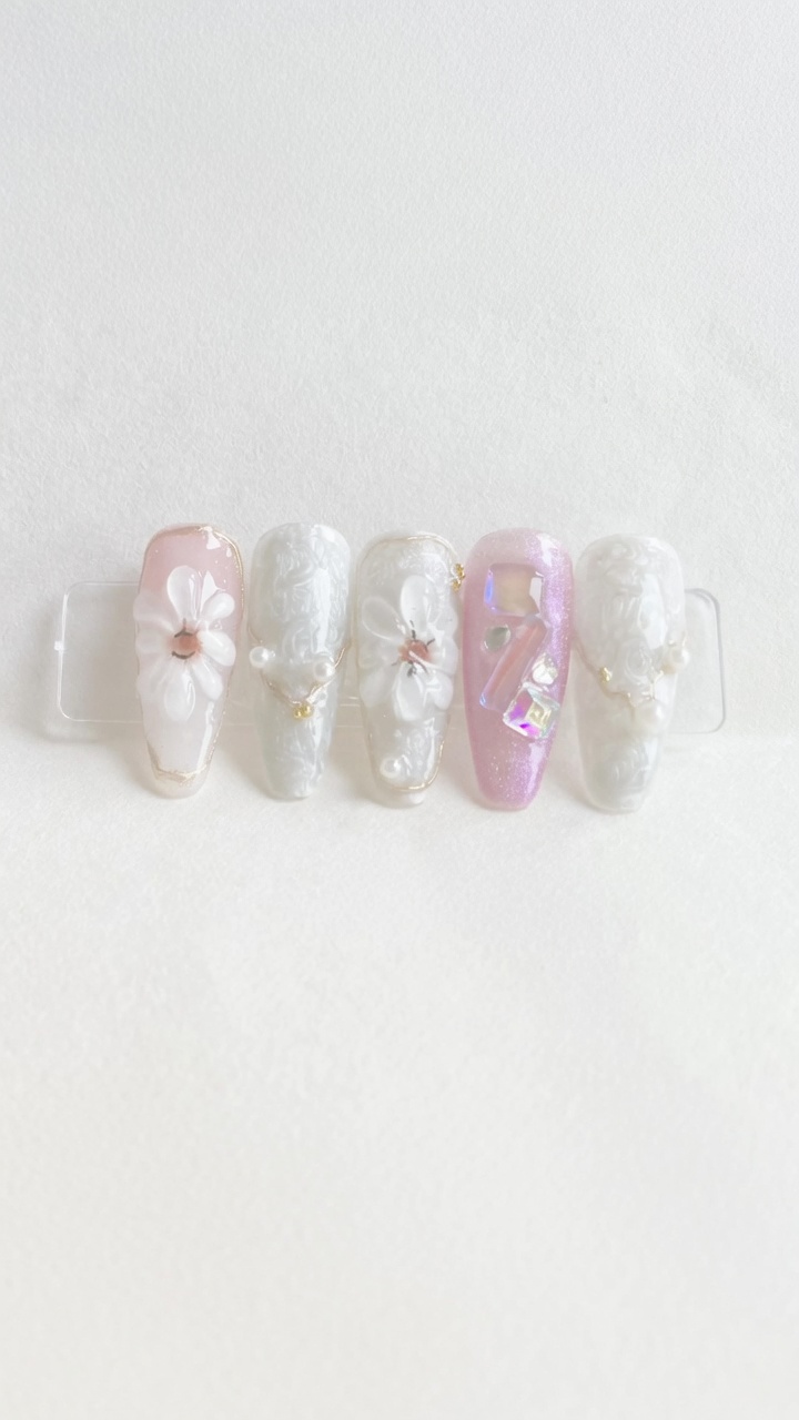 Moonlight Daisy Gel-Design — Elegante 3D-Blüten-Anleitung