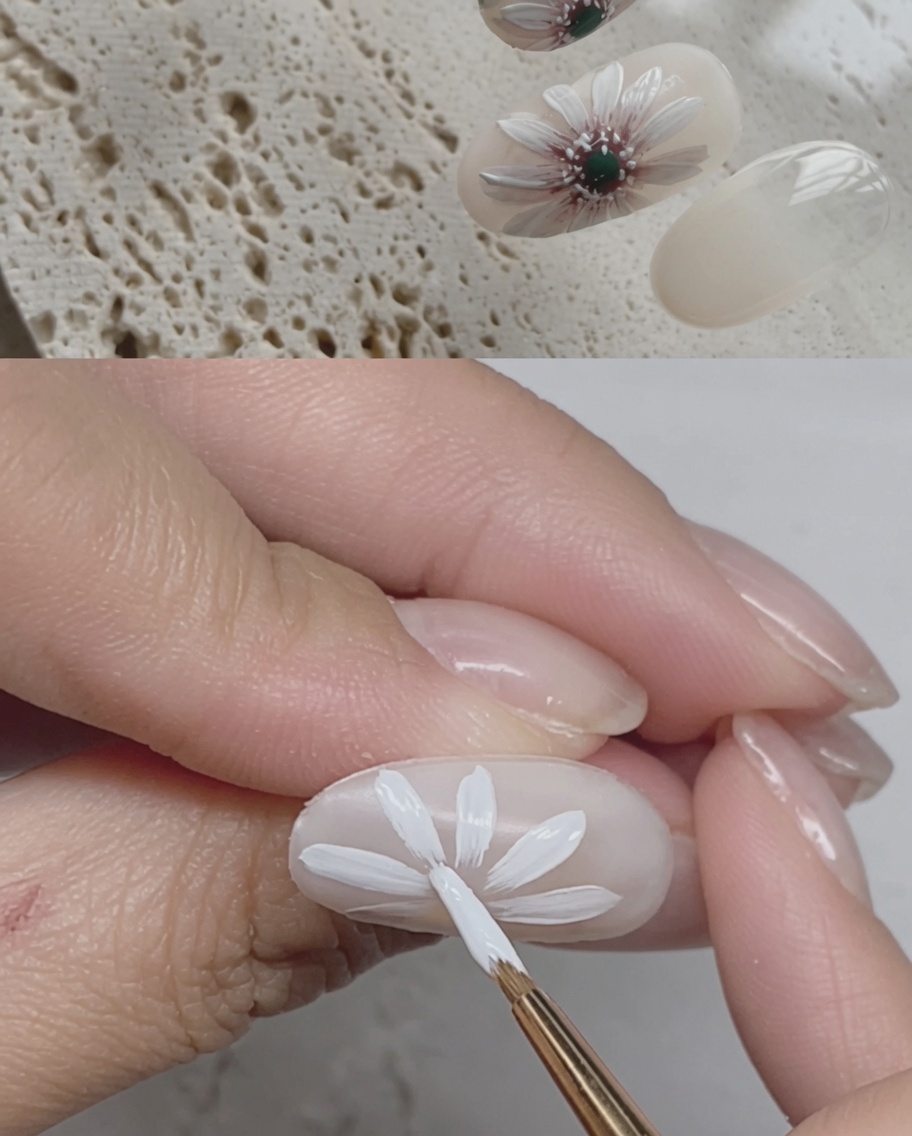 Ein Pinsel trägt eine letzte glänzende Versiegelungsschicht auf das fertige Gänseblümchen-Design auf.