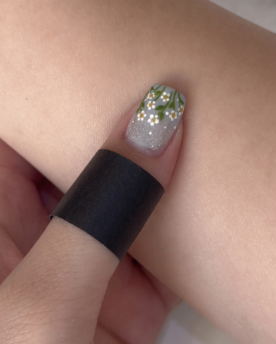 Pinsel beim Auftragen eines matten Top Coats auf den Nagel mit Cat-Eye-Effekt.