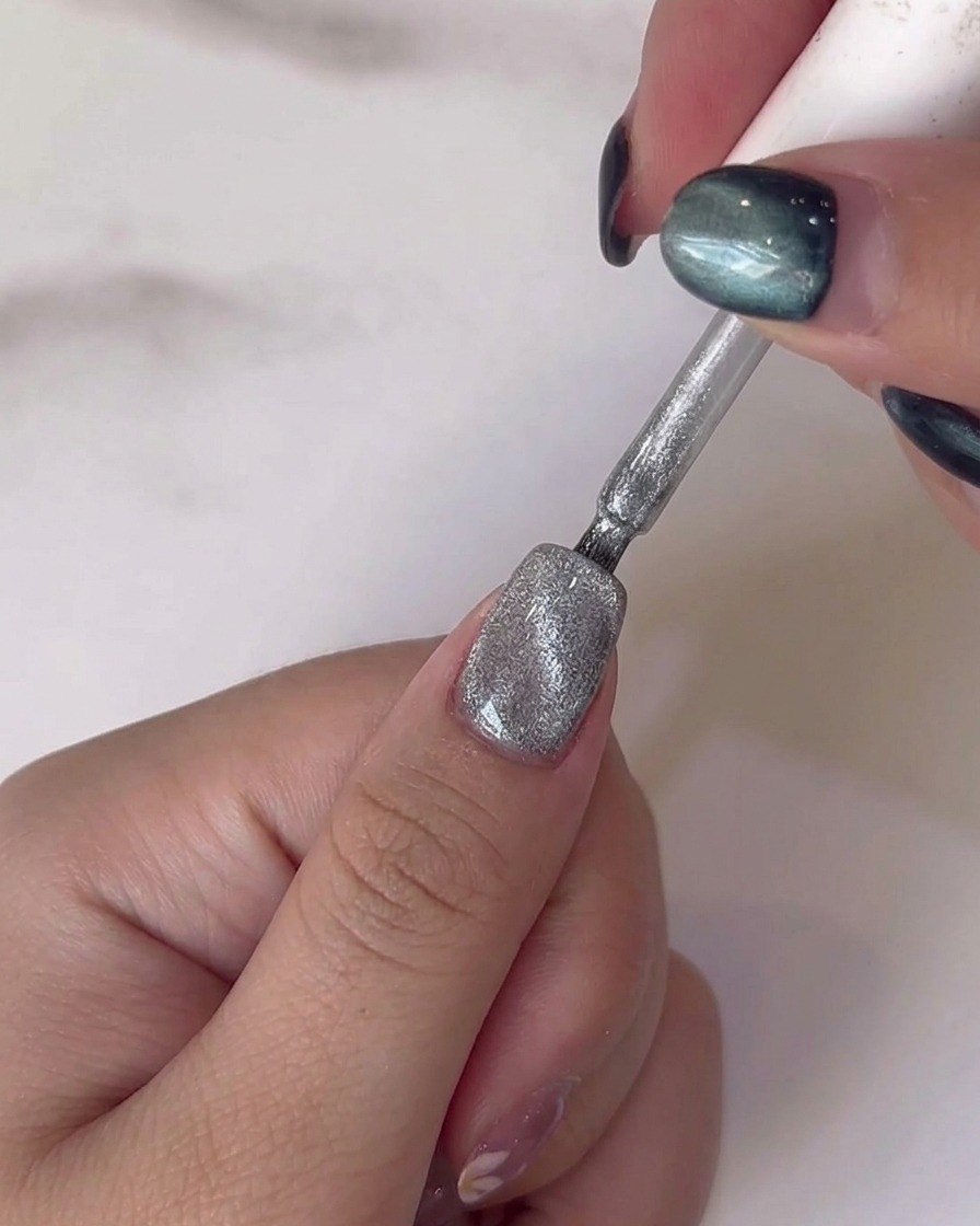 Ein Pinsel beim Hinzufügen von kleinen Blättern an den Stängeln.