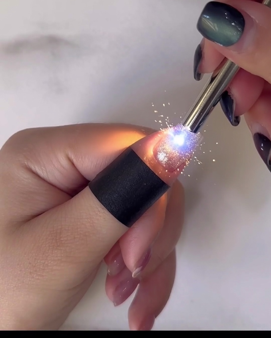 Ein sehr kleines Dotting-Tool setzt einen gelben Punkt in die Blütenmitte.