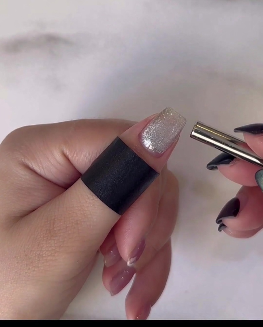 Eine Hand in einer professionellen UV/LED-Lampe.