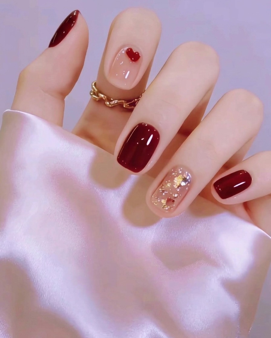 Eine Hand liegt in einer professionellen UV-LED-Nagellampe während der Unterlack aushärtet.