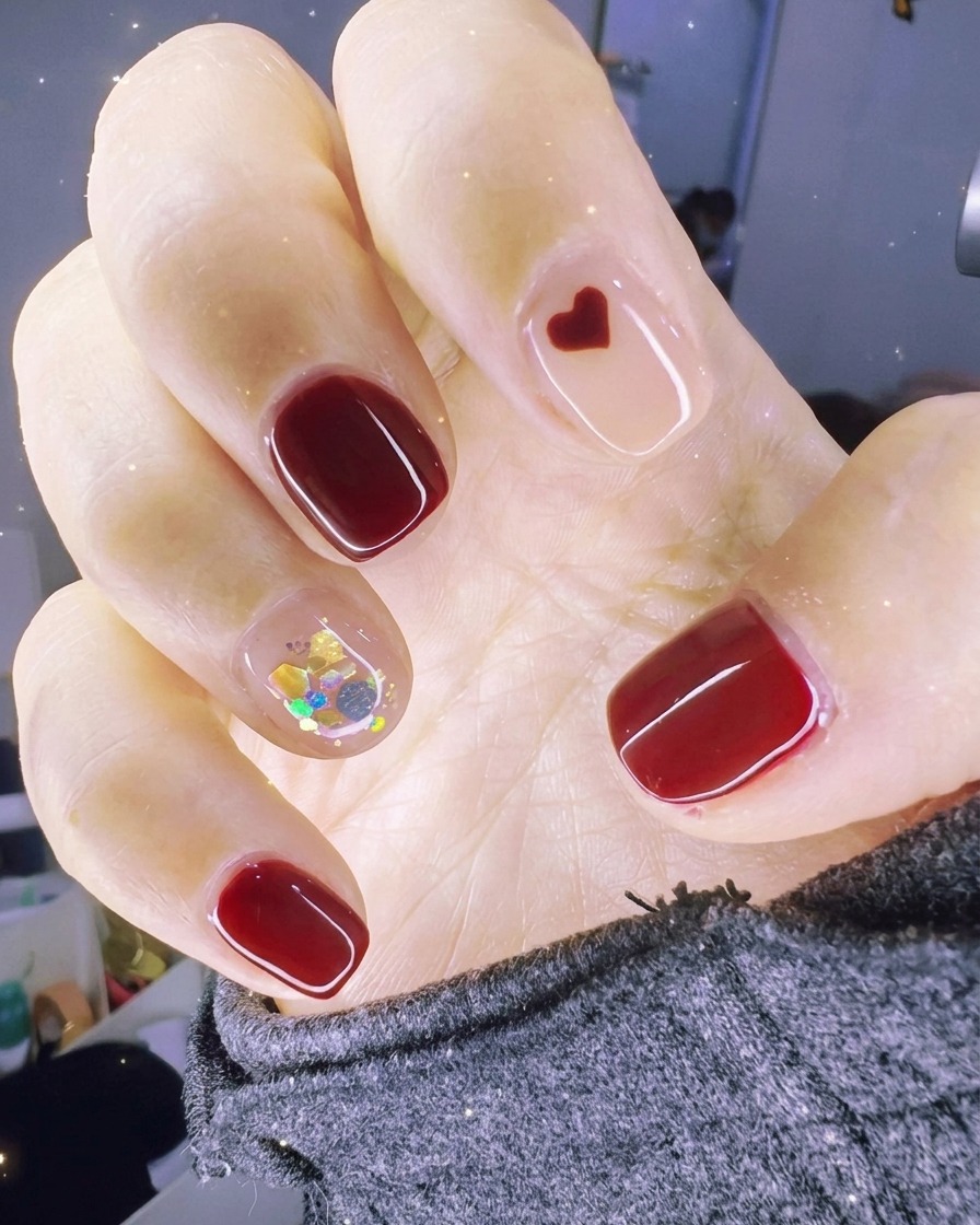 Nägel werden in einer professionellen UV/LED-Nagellampe ausgehärtet.