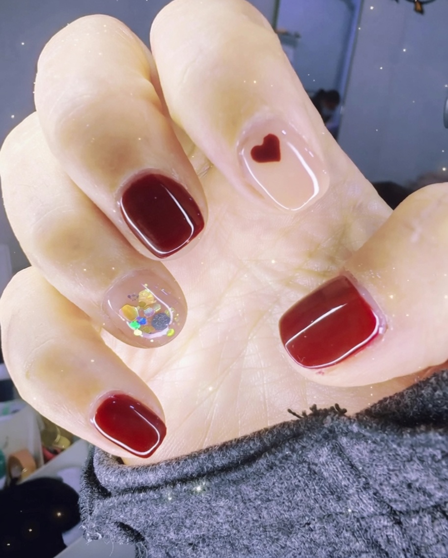 Ein fusselfreies Tuch wird verwendet, um die Oberfläche eines fertigen, glänzenden Nagels zu reinigen.