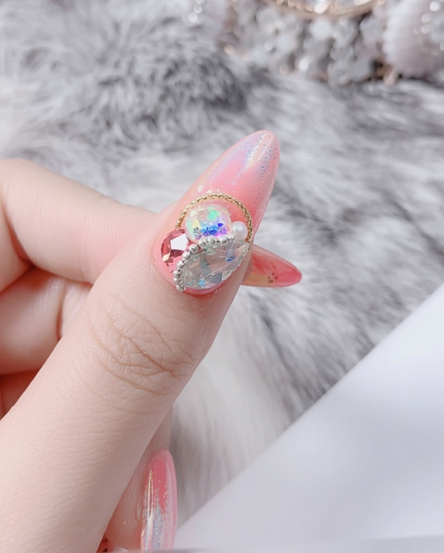 Ein Pinsel trägt eine dünne Schicht Base Coat auf einen sauberen Nagel auf.