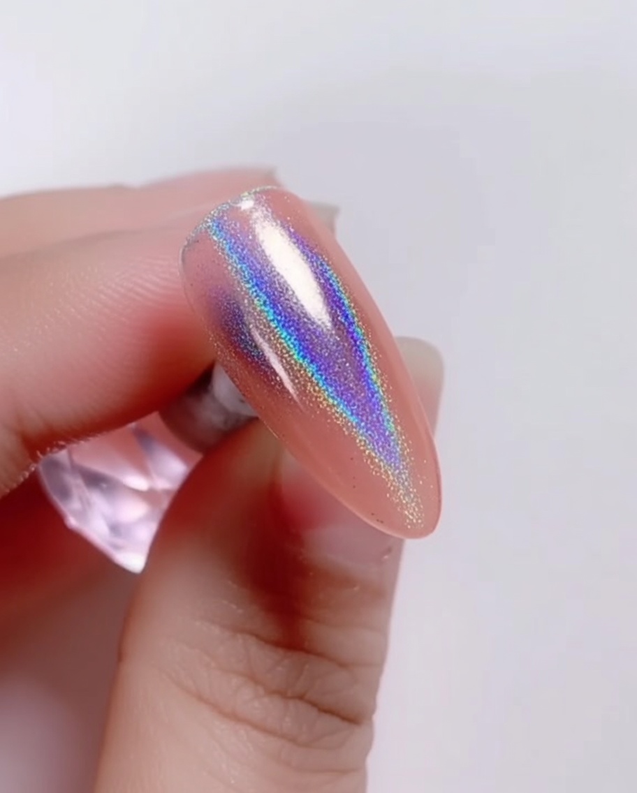 Ein Pinsel trägt einen glänzenden Top Coat über das Laserpuder auf.