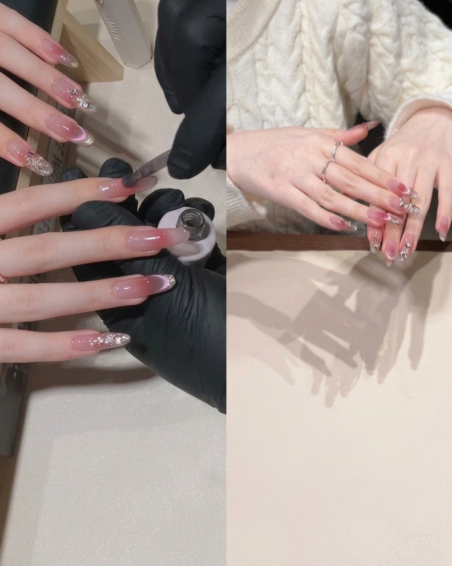 Ein Pinsel trägt rosa Cat-Eye-Gel auf den unteren Teil eines Nagels auf, wobei der obere Teil frei bleibt.