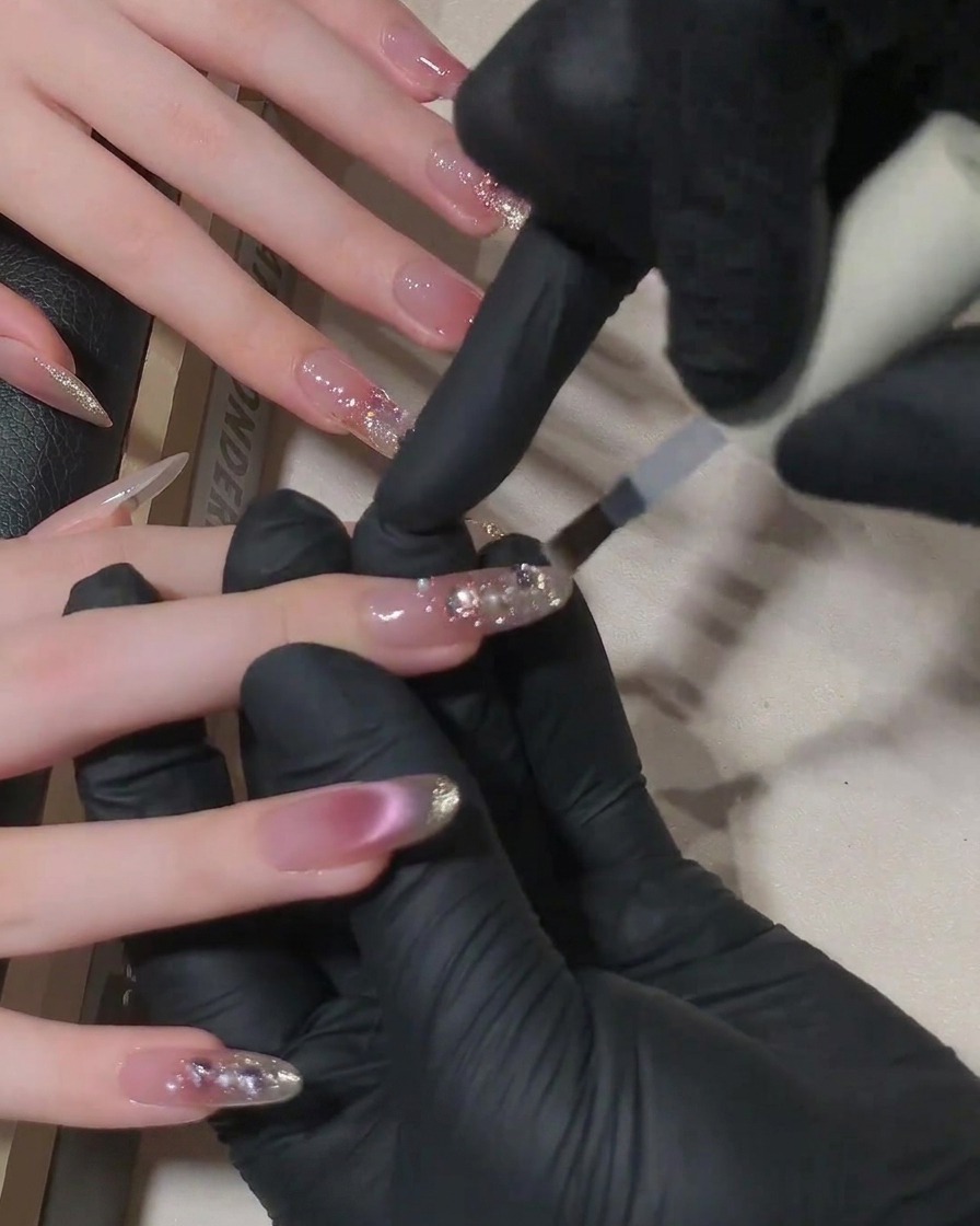 Nahaufnahme der Nägel in einer professionellen UV-Nagellampe während des letzten Aushärtungsprozesses.
