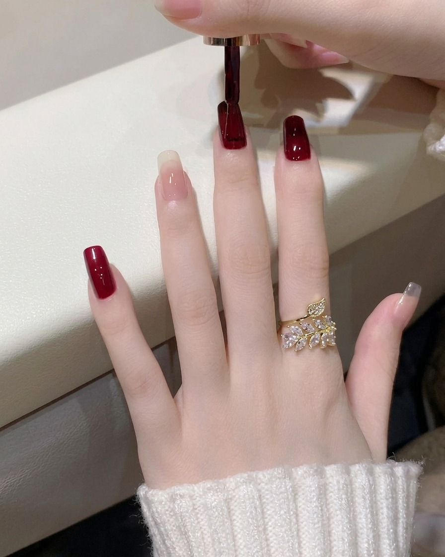 Eine Hand in einer professionellen UV/LED-Nagellampe während der Aushärtung.