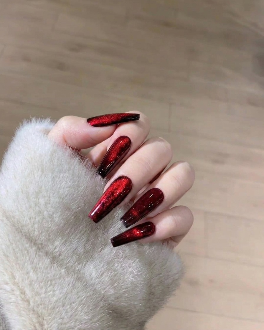 Ein Set von Nägeln mit dem Cat-Eye-Effekt in einer LED-Lampe während des Aushärtungsprozesses.
