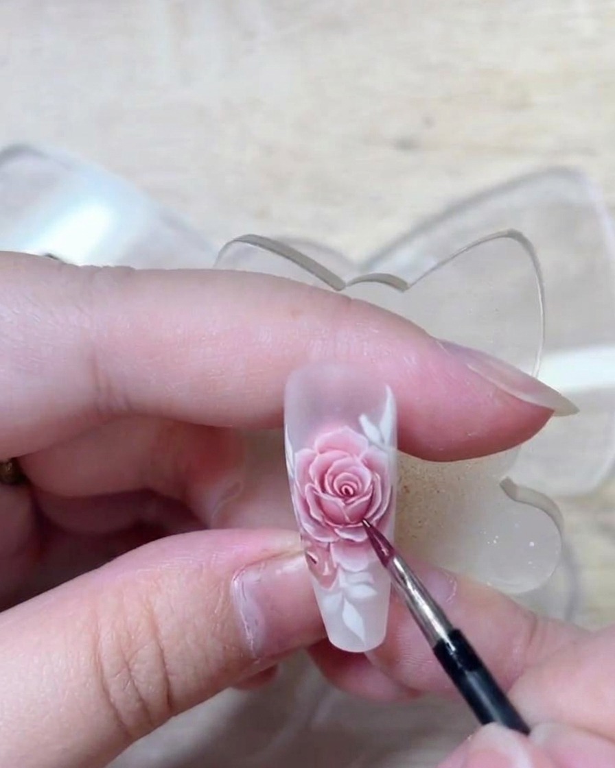 Eine Nahaufnahme des Nagels zeigt alle Rosenkörper mit einem hellen Rot gefüllt, mit sichtbaren Übergängen und Highlights.
