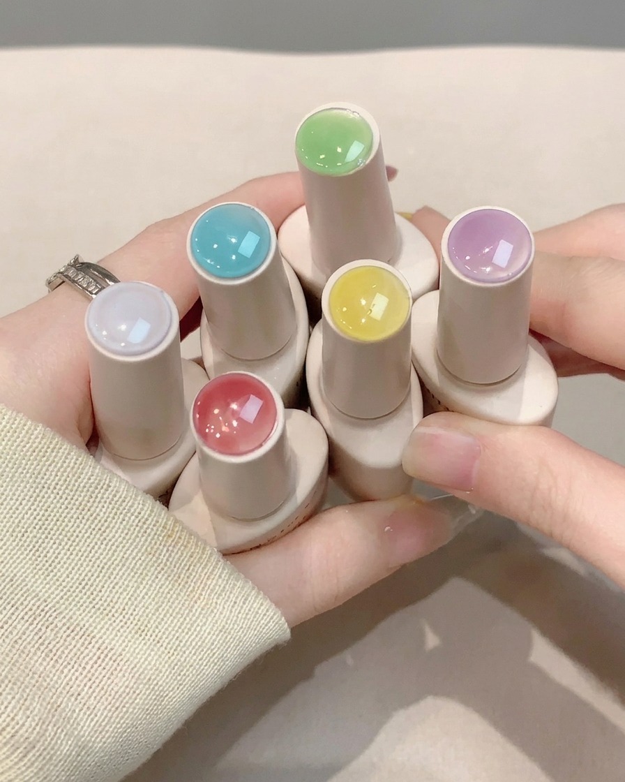 Ein Nagelpinsel, der eine Schicht klaren, glänzenden Top Coat über das fertige Nageldesign aufträgt.