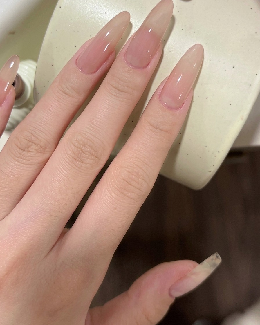 Ein offener Tiegel mit schwarzem Gel-Polish, bereit zur Verwendung.
