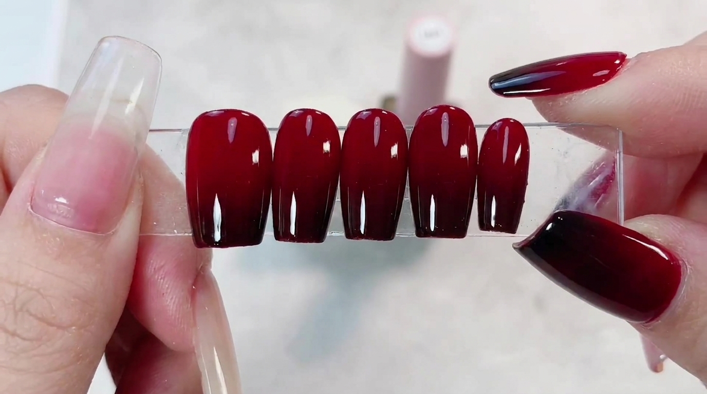 Dunkelrote Ombré-Gelnägel — Elegante Gradient-Anleitung für Zuhause