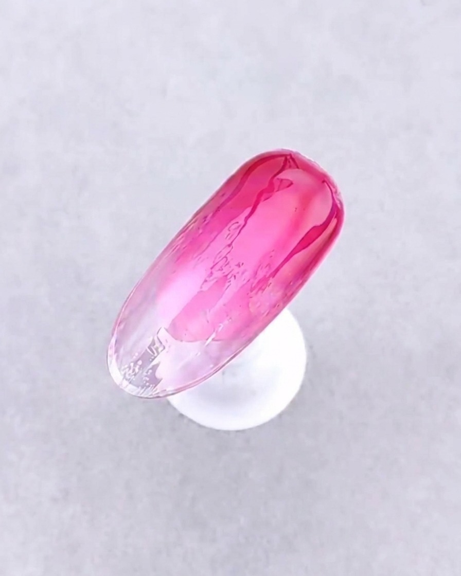 Nahaufnahme des fertigen Ombré-Nagel-Looks nach dem Aushärten unter der Lampe.