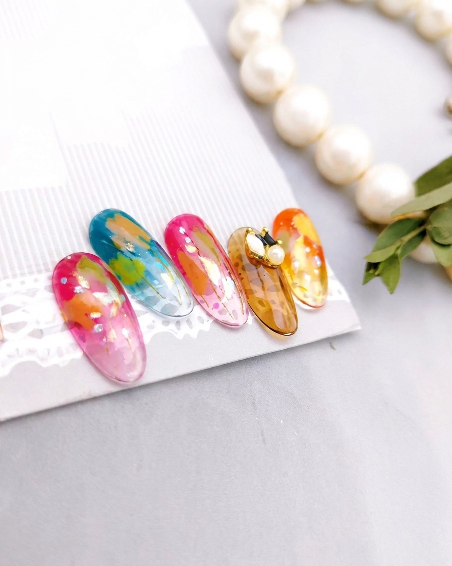 Ein Set aus fünf fertigen Nägeln mit einzigartigen künstlerischen Designs auf einem Display-Ständer nach der vollständigen Aushärtung.