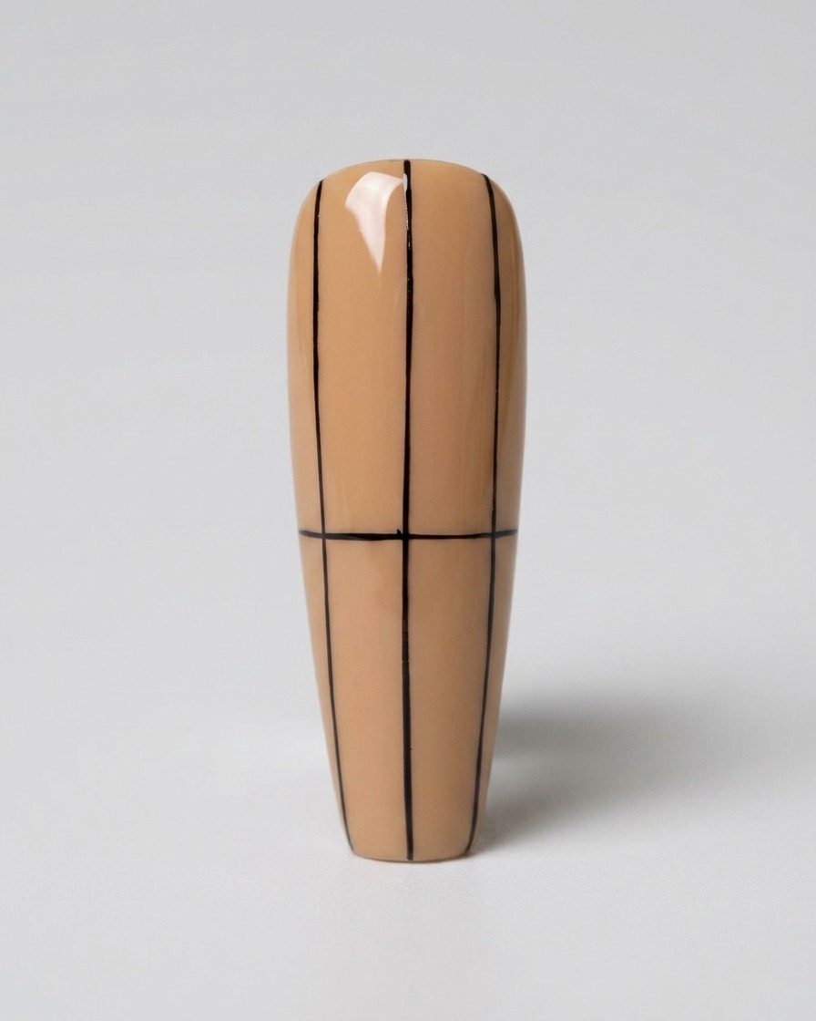 Ein nudefarbener Nagel mit einer vollständigen Gitterstruktur aus vertikalen Linien und einer zentralen horizontalen Linie.