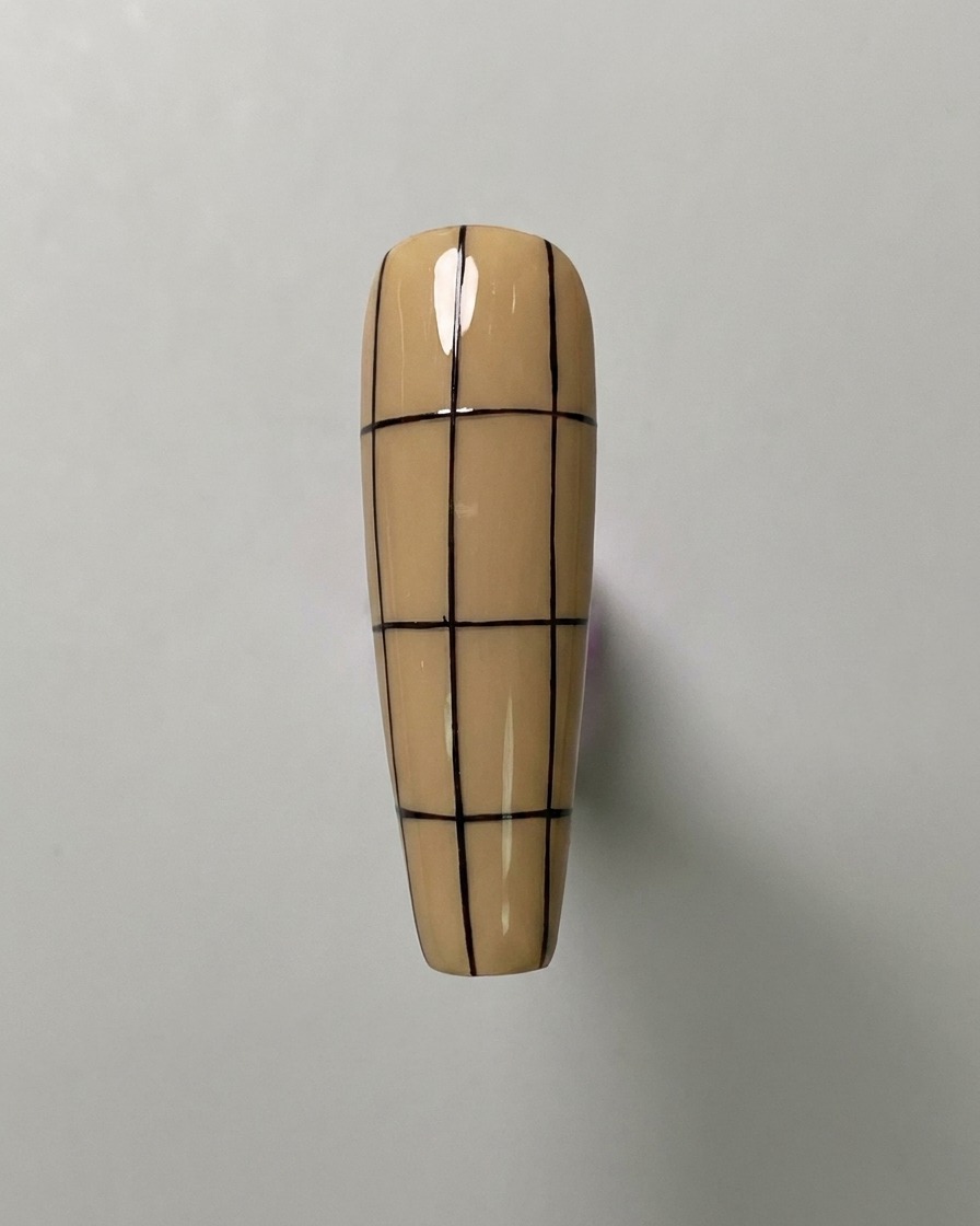 Ein nudefarbener Nagel mit drei vertikalen Linien und drei gleichmäßig verteilten horizontalen Linien, die ein großes Gittermuster bilden.