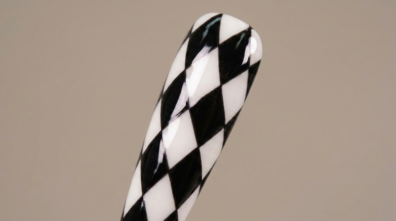 Schwarzes und Beiges Karomuster und Argyle-Nageldesign — Schritt-für-Schritt-Anleitung